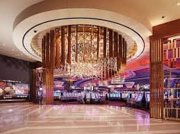 Dealer live casino berinteraksi dengan pemain di meja kasino online